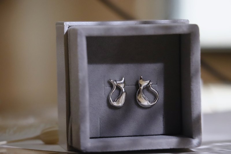 925 Sterling Silver Whispering in Cat's Ear - Sterling Silver Ear Pins - ต่างหู - เงินแท้ สีเงิน