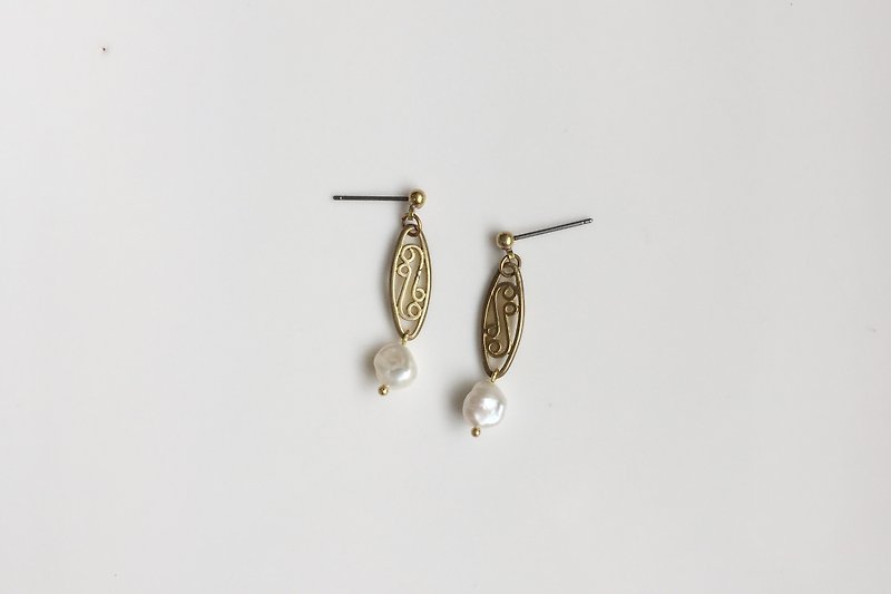 Wabisabi simple brass pearl earrings - Earrings & Clip-ons - Other Metals Gold