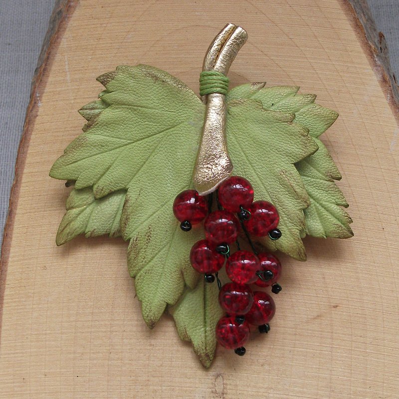 Leather brooch with red currant sprig - 胸針/心口針 - 真皮 綠色