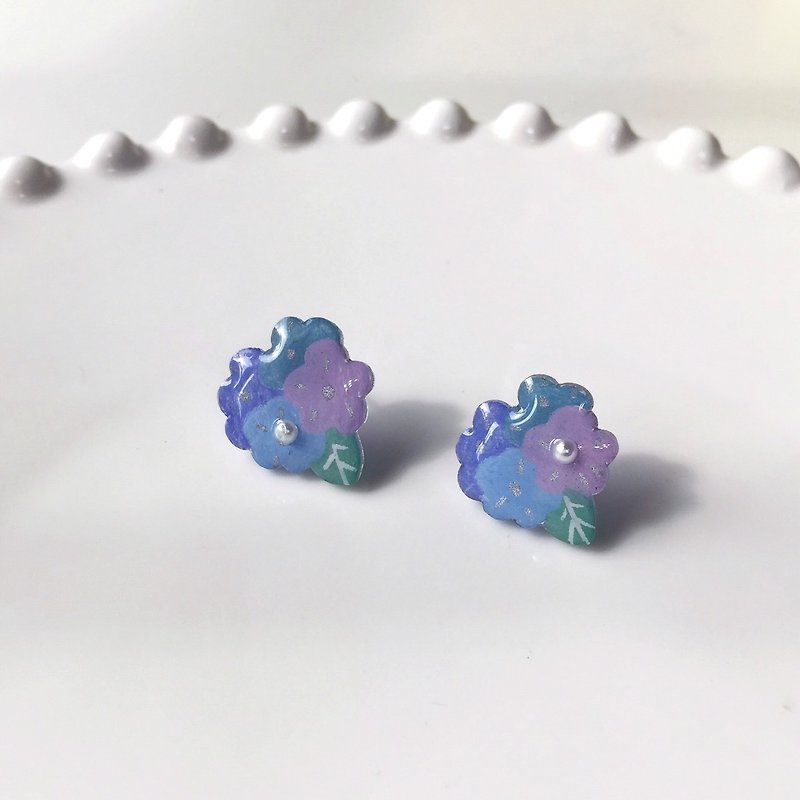 Small flowers clip-on/pin earrings - ต่างหู - เรซิน หลากหลายสี