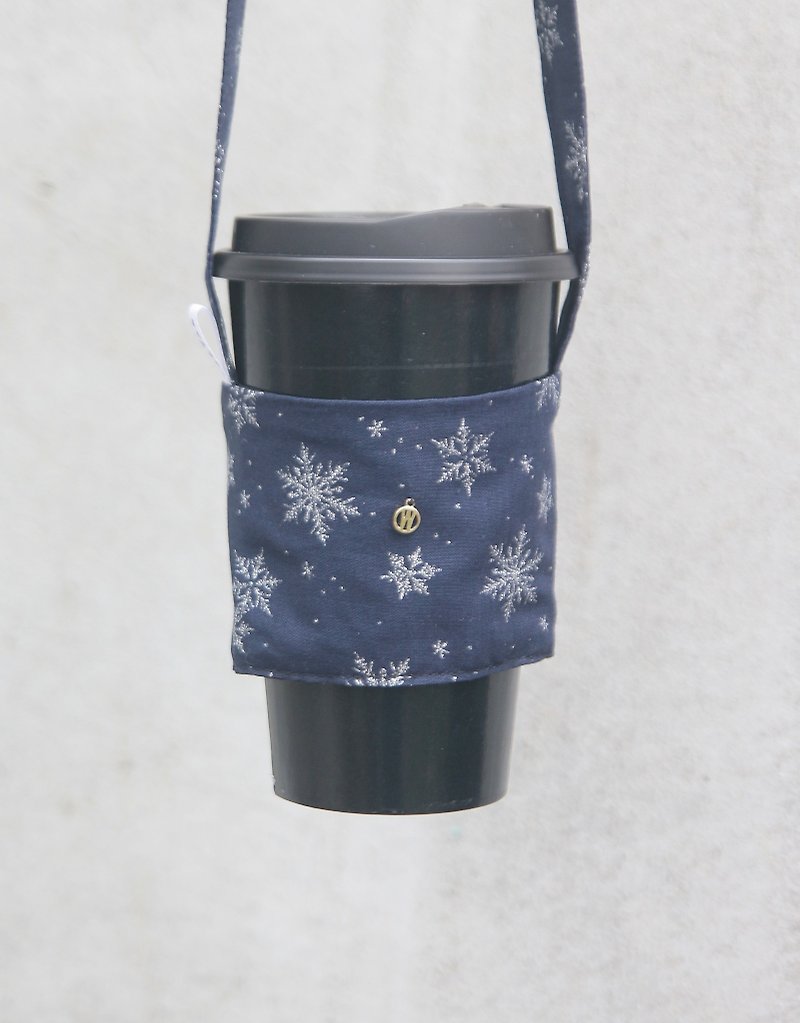 Nordic Silver snow world environmental protection bag cup sleeve design hot Silver handmade beverage bag - ถุงใส่กระติกนำ้ - ผ้าฝ้าย/ผ้าลินิน สีน้ำเงิน