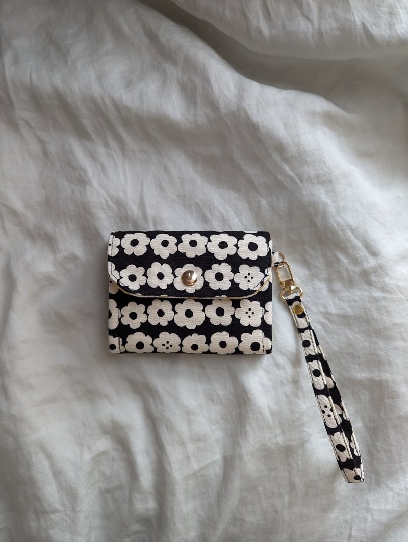 Handmade four-layer coin purse-black flower style 6 card layers + lanyard - กระเป๋าใส่เหรียญ - ผ้าฝ้าย/ผ้าลินิน 