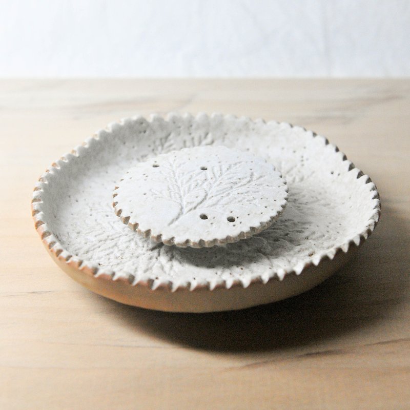 Pottery hand-made leaves of snowflake Tray / pot bearing / dry foam Taiwan - ถ้วย - ดินเผา ขาว