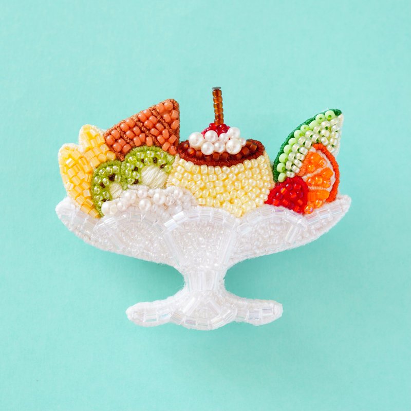 プリンアラモードのブローチ　ビーズ刺繍　フルーツパフェ - 胸針 - 其他材質 多色
