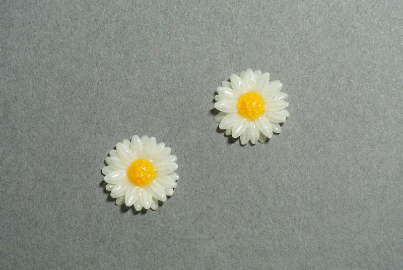 Daisy Earrings (Large) - Earrings & Clip-ons - Paper White