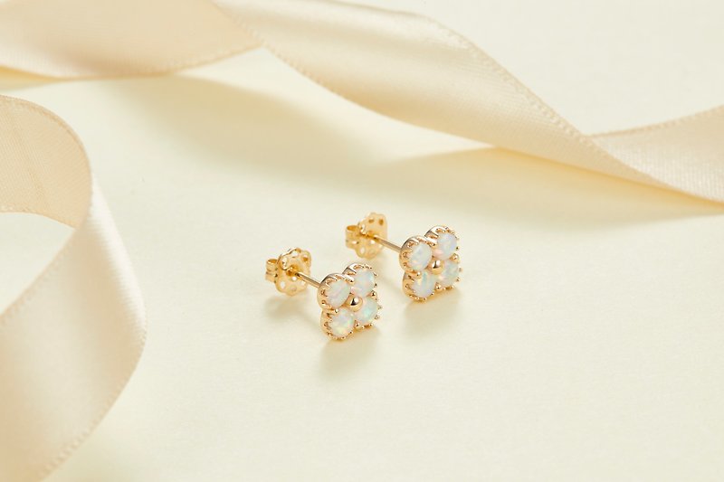 18k Yellow Gold Clover Australian White Opal Stud Earring, Custom Jewelry, E019 - Earrings & Clip-ons - Gemstone Transparent
