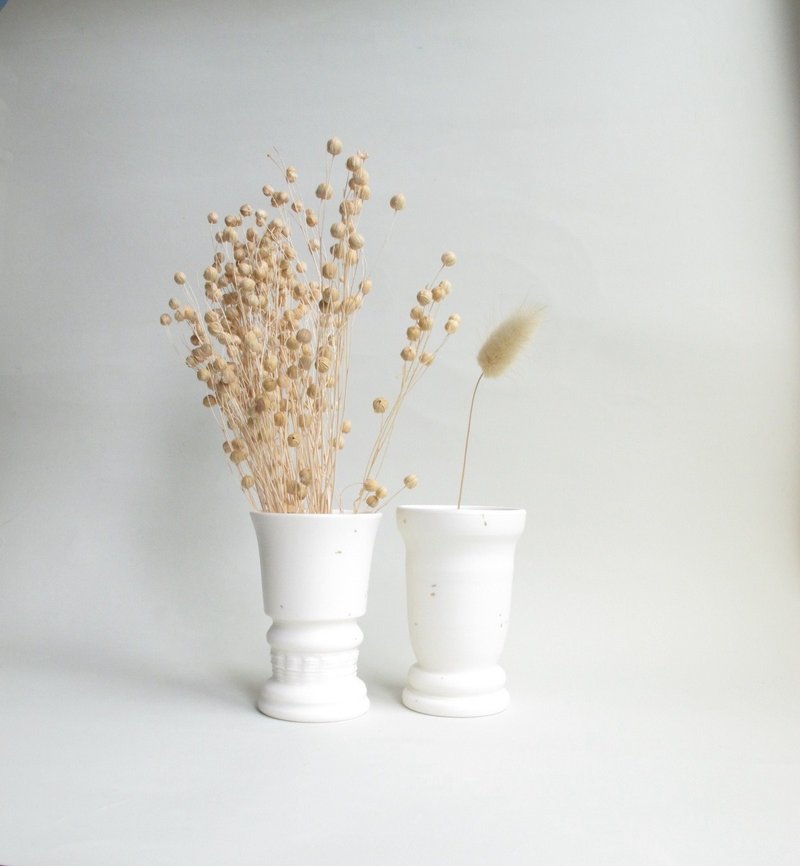 Cream white gold dotted vase_ porcelain - เซรามิก - เครื่องลายคราม ขาว