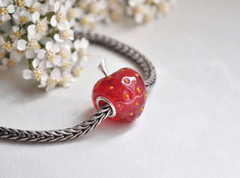 Charm bracelet Strawberry charms Glass beads Kawaii charms - พวงกุญแจ - แก้ว สีแดง