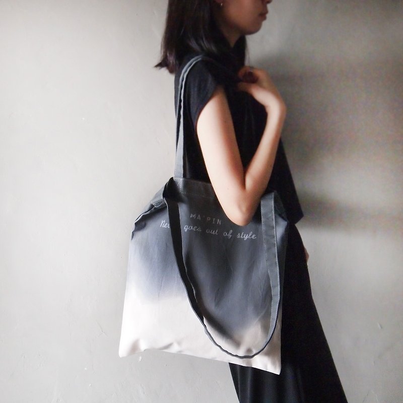Slogan series black gray gradient dyed long and short strap cotton canvas hand dyed tote bag - กระเป๋าแมสเซนเจอร์ - ผ้าฝ้าย/ผ้าลินิน สีดำ