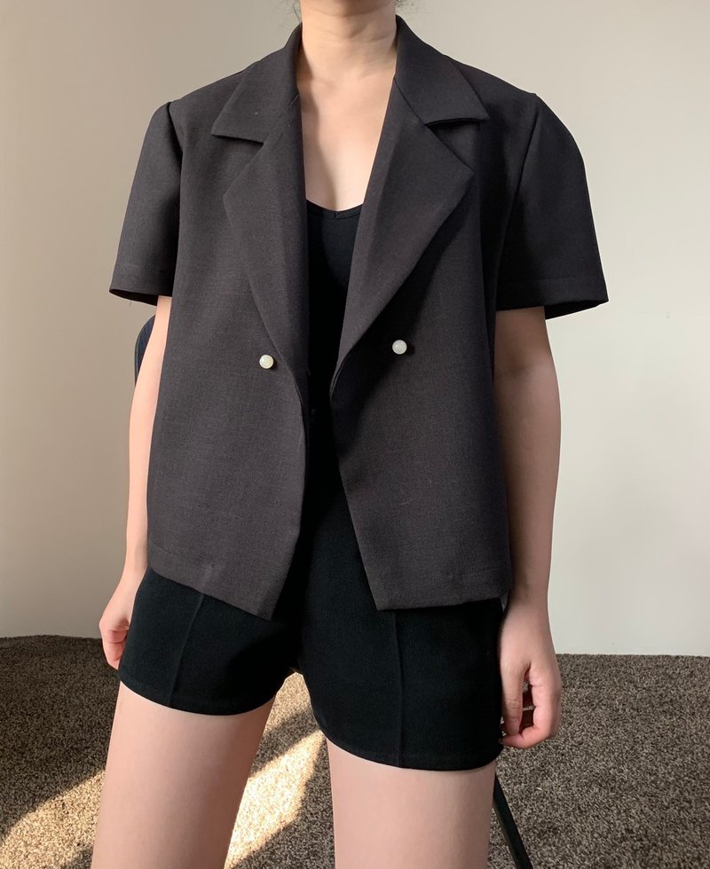 Pearl Button Short Suit Jacket-Matte Black - เสื้อสูท/เสื้อคลุมยาว - วัสดุอื่นๆ สีดำ