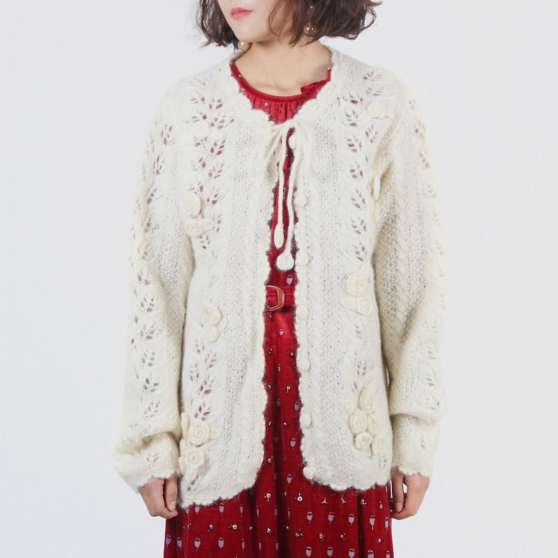 [Egg plant ancient] stepping on the snow to find winter plums open cardigan coat - Women's Sweaters - Other Man-Made Fibers White