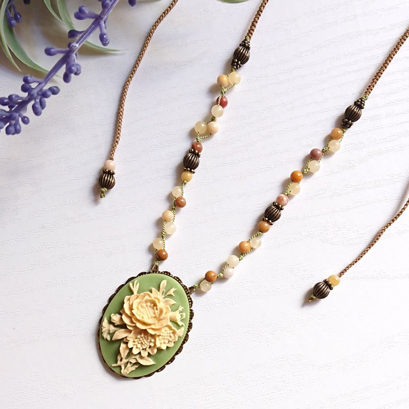 Vintage cameo and natural stone free size necklace - สร้อยคอ - วัสดุอื่นๆ สีเขียว