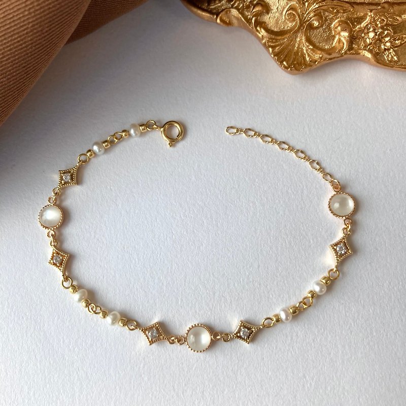 14K Gold Moonstone Natural Pearl Bracelet Bracelet 14KGF - สร้อยข้อมือ - ไข่มุก ขาว
