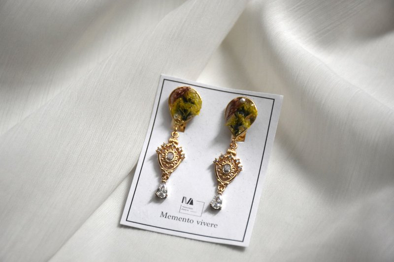 Court Style Gorgeous Dry Flower Clip Earrings - ต่างหู - พืช/ดอกไม้ สีเขียว