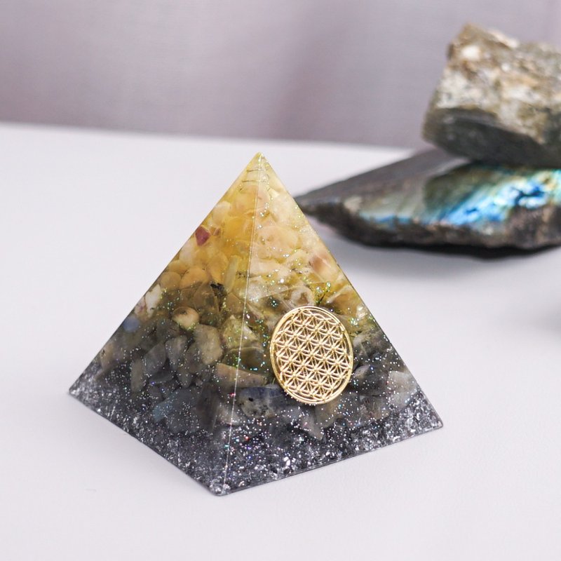 【黃瑩石、拉長石】奧根水晶能量金字塔Orgonite 6x6 cm - 擺飾/家飾品 - 水晶 多色