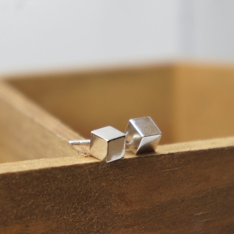 [Half Muguang] neat and simple square earrings - ต่างหู - เงินแท้ สีเทา