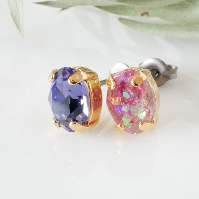 クリスタルとお花の小粒ピアス/アシンメトリー/P-440/タンザナイトとジニア - 耳環/耳夾/耳骨夾 - 樹脂 紫色