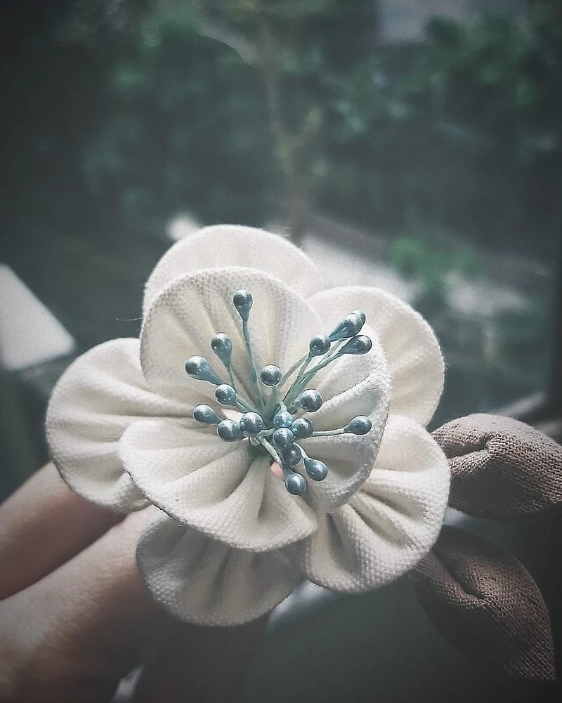 Hairpin/flower hairpin/wooden hairpin/camphor wood/Japanese style cloth flower/fine work flower/つまみ fine work/24 solar terms - Hair Accessories - Wood White
