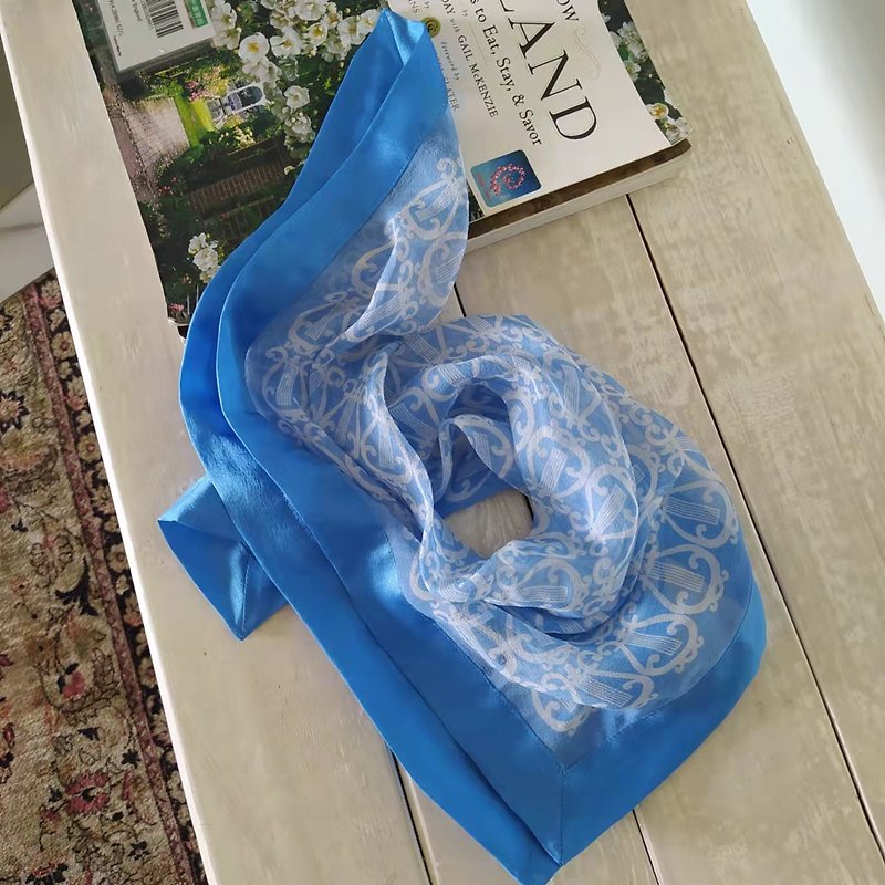 春天戴上一條絲巾 - 精緻鑲邊方巾 音樂絲巾 里拉琴絲巾 展示品 - 絲巾 - 絲．絹 藍色