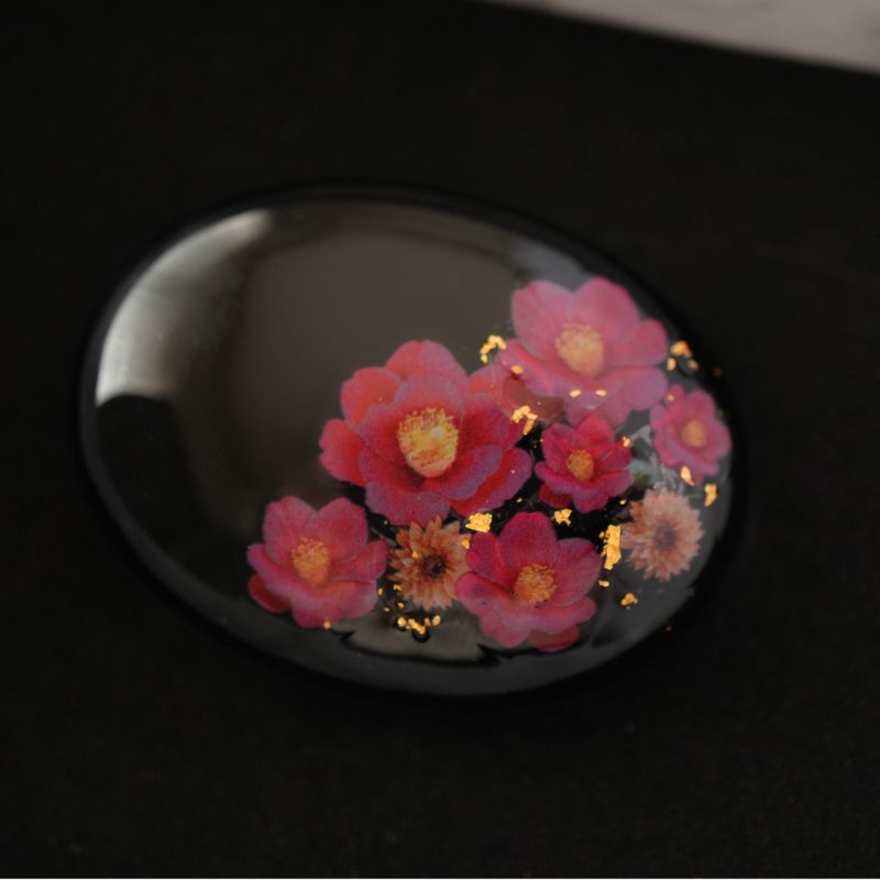 帯留め 天然石黒瑪瑙と椿、金箔の帯留め ポニーフック ブローチ 帯留め - 胸針 - 寶石 黑色
