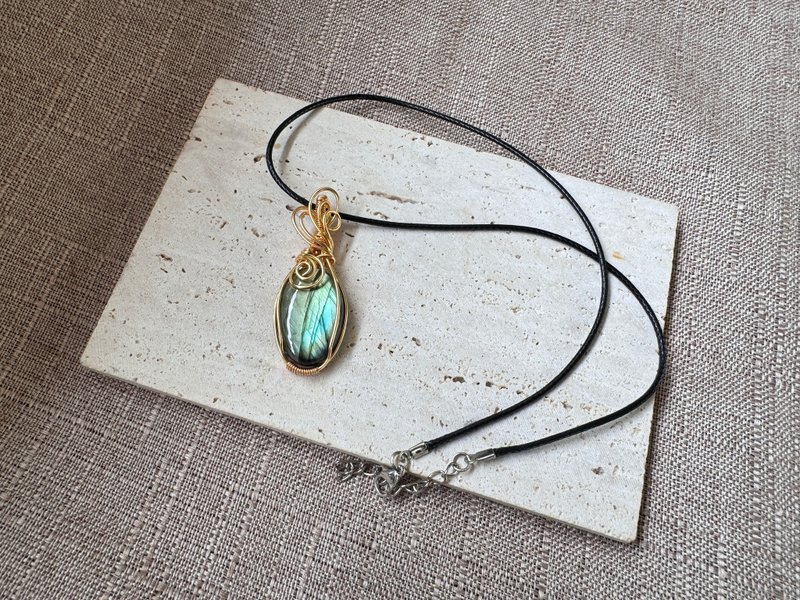 230606 wire wrapping labradorite Bronze winding pendant - Necklaces - Copper & Brass Green