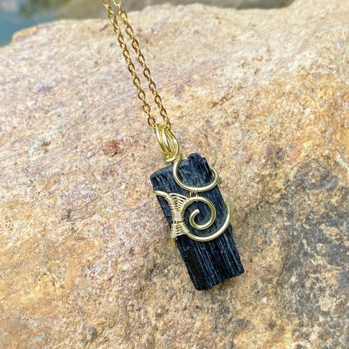 1585　強力な浄化✨️✨️神秘的♡原石　ブラックトルマリンネックレス ブラックトルマリン原石】ハンドメイドペンダントネックレス