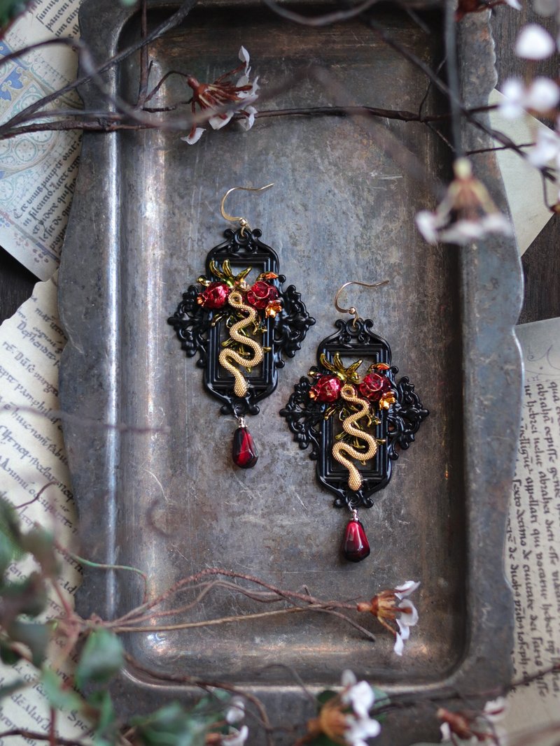 Vintage style earrings pomegranate and snake - ต่างหู - เรซิน สีดำ