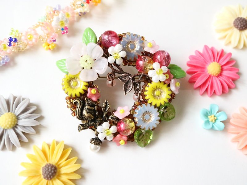 Spring Forest Child Squirrel Story Wreath Brooch Animal Creatures Flower Flower lover Tree Tree Tanpopo Cute Cute Colorful Pastel Czech Beads Czech Glass Hoop Ring - Brooches - Glass Multicolor