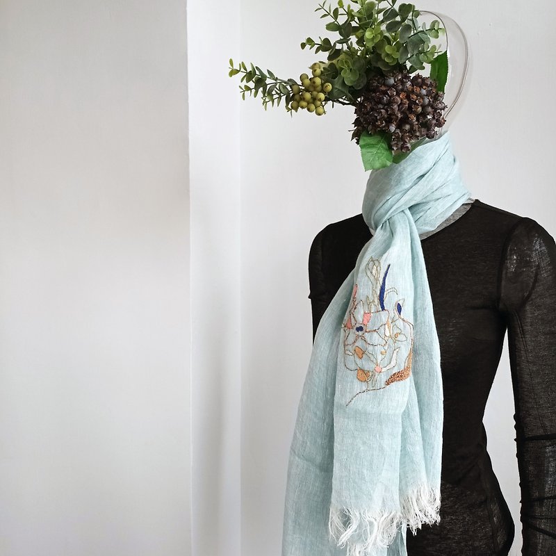 Hand embroidery scarf in pure linen (Lady in flowers) - ผ้าพันคอถัก - ผ้าฝ้าย/ผ้าลินิน สีน้ำเงิน