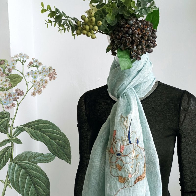 可穿戴的藝術品 手工刺繡全麻雙色藝術圍巾 - 花叢中的女孩 - 圍巾/披肩 - 棉．麻 藍色