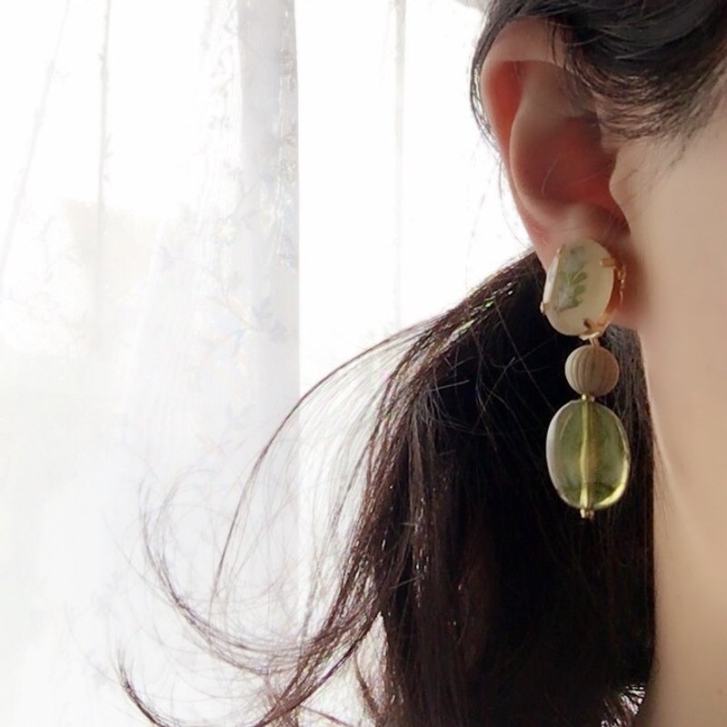 ボタニカル宝石パーツとべっ甲の大ぶりピアス*PCM0011 - 耳環/耳夾/耳骨夾 - 植物．花 綠色