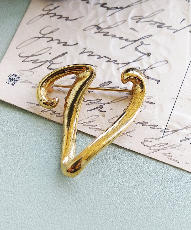 Vintage Jewelry 西洋古董飾品 字母 V 金色調 別針 - 徽章/別針 - 其他金屬 金色