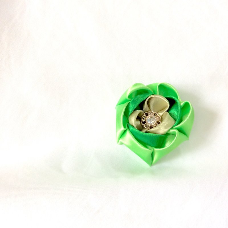 Green Flower clip. Kanzashi Ribbon flower hair clip.  - เข็มกลัด - ผ้าไหม สีเขียว