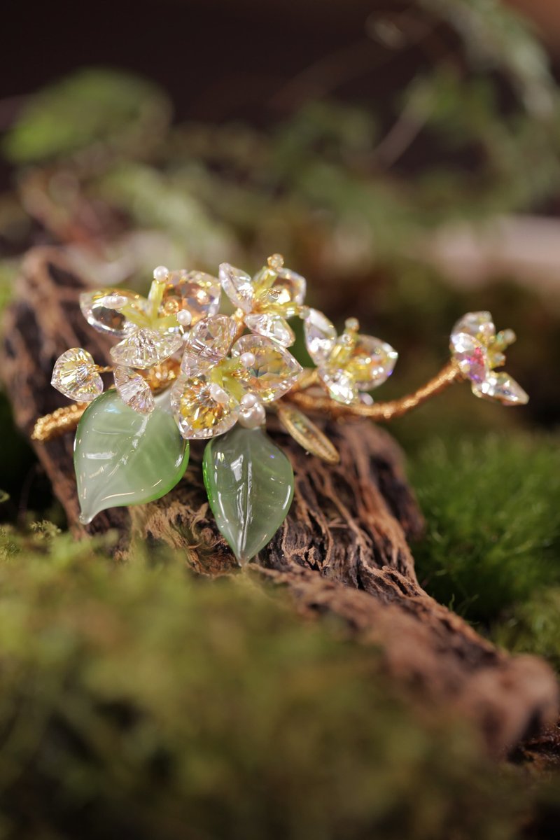 Bougainvillea Handmade Jewelry Magnetic Buckle Flower Ornament - Brooches - Crystal Green