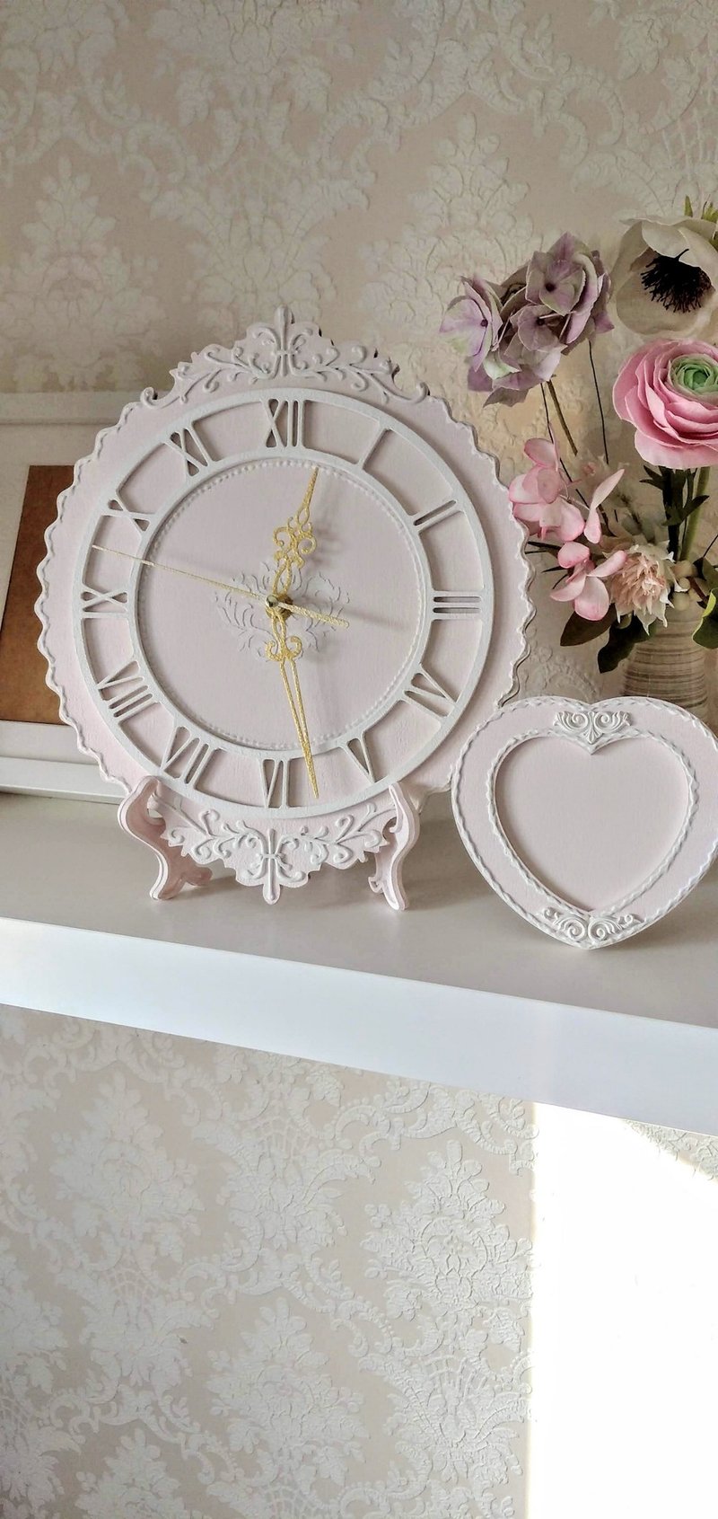 掛鐘  座鐘 Set of pink clock and photo frame with white ornaments Silent wall clock - 時鐘/鬧鐘 - 木頭 粉紅色