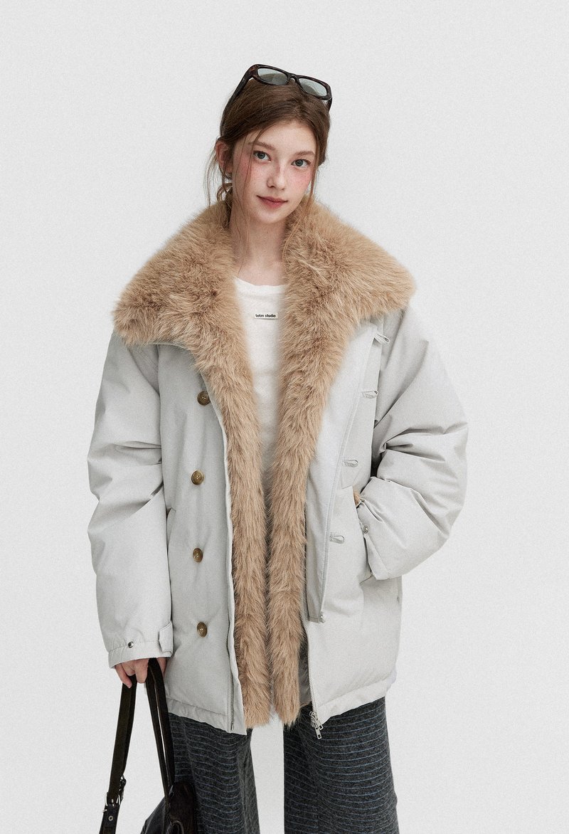 Extreme Cold Nordic / Faux Fox Fur Down Coat / 90 White Duck Down - เสื้อแจ็คเก็ต - วัสดุอื่นๆ หลากหลายสี