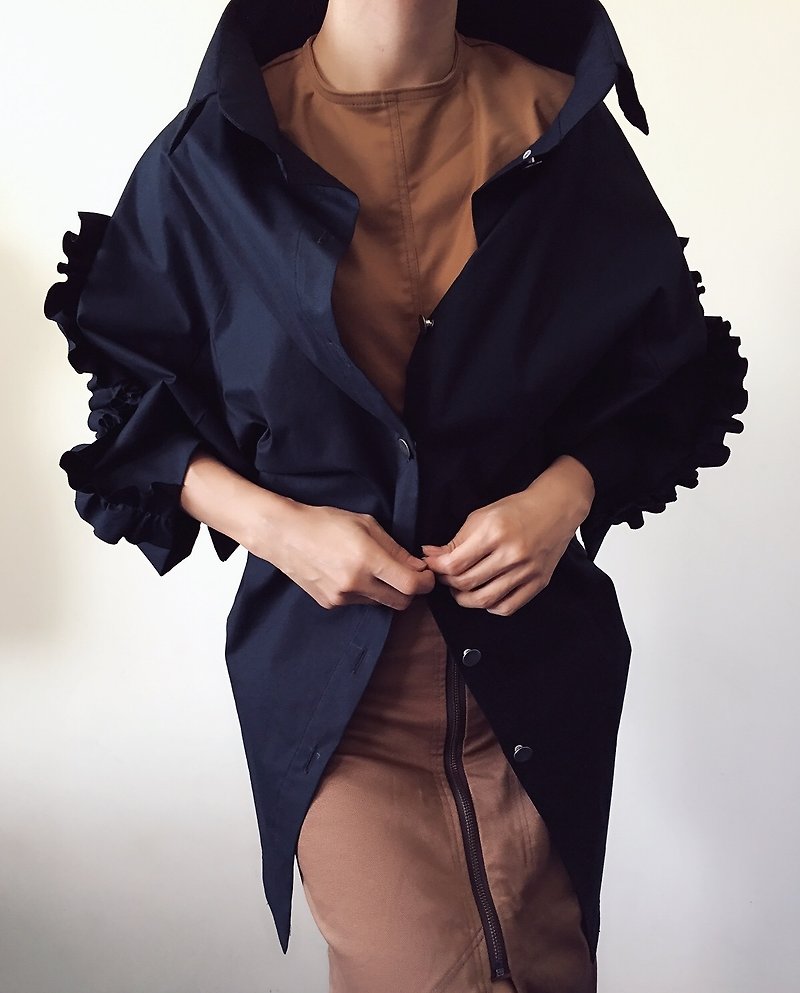 Fish fin sleeve shirt jacket black coffee color - เสื้อเชิ้ตผู้หญิง - ผ้าฝ้าย/ผ้าลินิน สีดำ