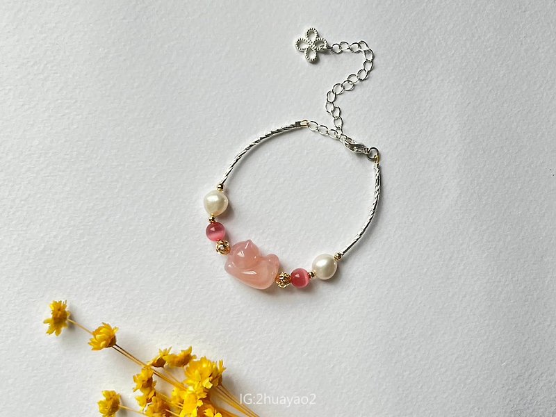 Huayao blossoms like a brocade crimson agate cat cat bracelet attracts peach blossoms to increase confidence and transfer crimson agate - สร้อยข้อมือ - เครื่องเพชรพลอย สึชมพู