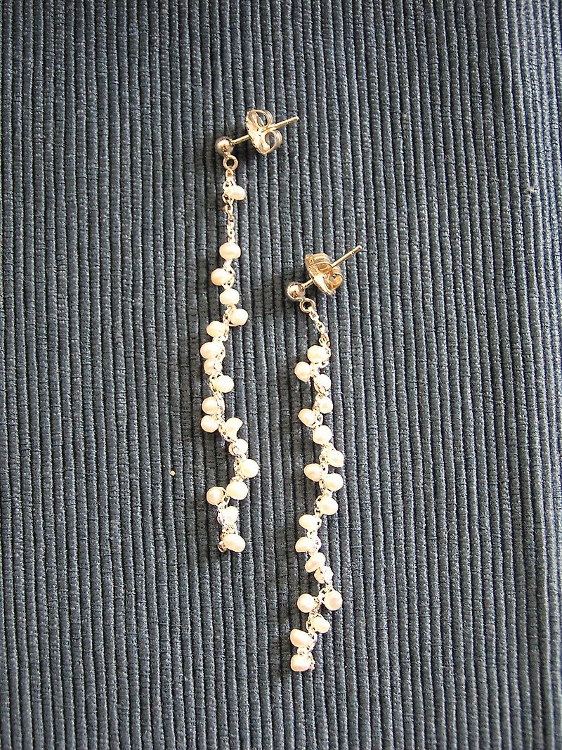 Self-designed 100% handmade 925 sterling silver rainy season series freshwater pearl earrings - Earrings & Clip-ons - Pearl White