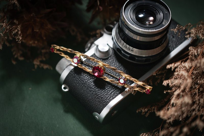 【老飾品/西洋老件】VINTAGE AB 奧地利彩鑽古著胸針 - 胸針 - 其他金屬 金色