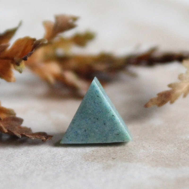 ▽小さな三角形のイヤリング▽405 /ノルウェイの森 - シングル - ピアス・イヤリング - 粘土 グリーン