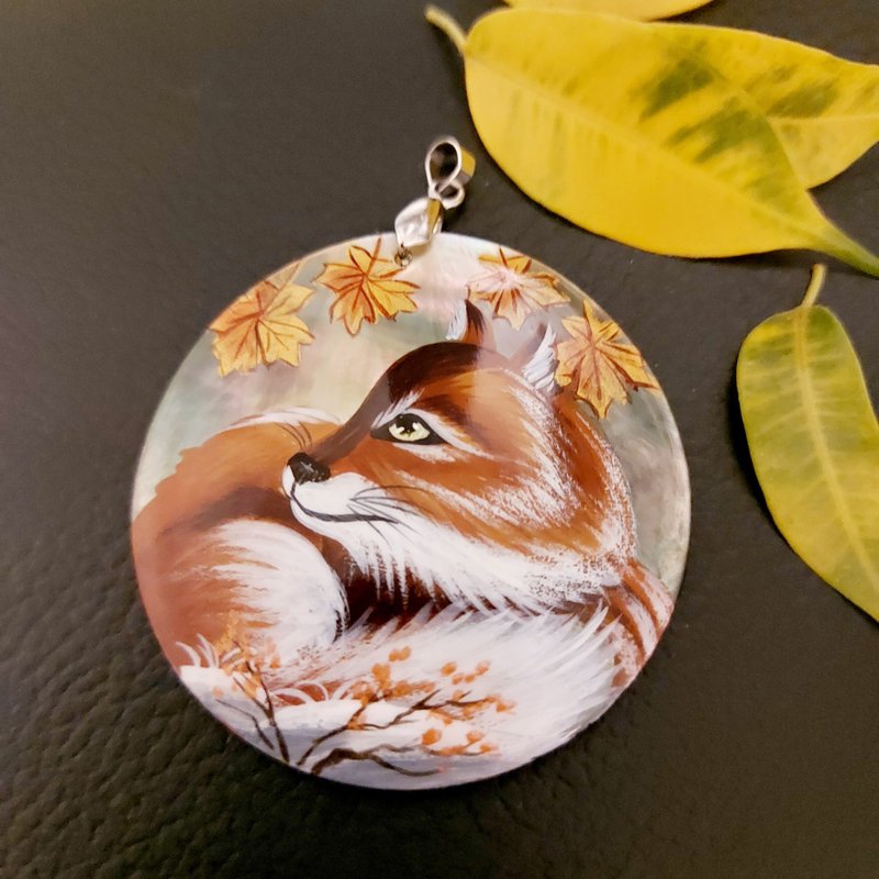 Pearl pendant necklace: Cute Fox in Autumn. Handmade jewelry painted lacquer - สร้อยคอ - เปลือกหอย สีส้ม