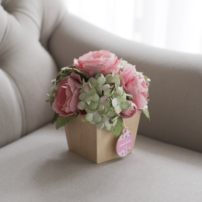 WP107 : ดอกไม้ในกล่องไม้ สำหรับประดับตกแต่งโต๊ะทำงาน ในโทนสีชมพูเขียว - ของวางตกแต่ง - กระดาษ สึชมพู