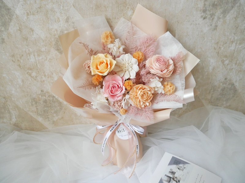 中型不凋玫瑰花束【柔黃杏粉】結婚/生日/告白/永生花/七夕情人節 - 乾燥花/永生花 - 植物．花 黃色
