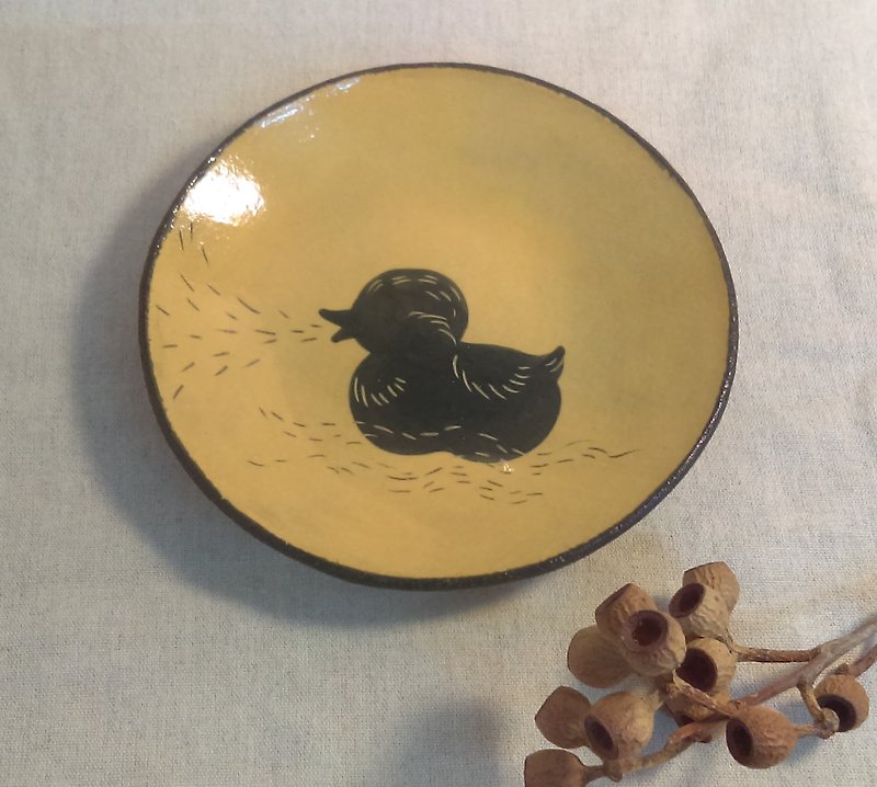 DoDo Handmade Whispers. Animal Silhouette Series-Duckling Medium Plate (Yellow) - จานและถาด - ดินเผา สีเหลือง