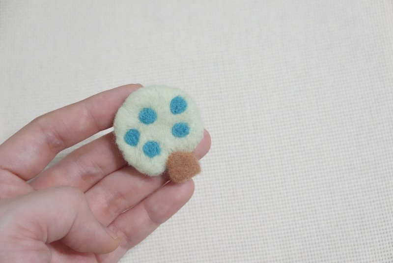 Fast shipping l Wool felt pin original design wool felt brooch small tree brooch style pin - เข็มกลัด - ขนแกะ หลากหลายสี