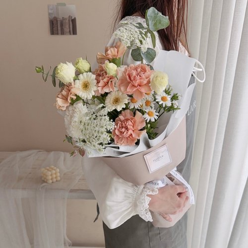 Flover 芙拉花藝 輕語系列 康乃馨鮮花花束
