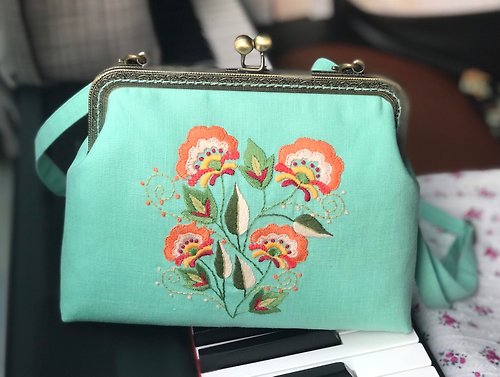 kajonpong Hand-embroidered  bag  /Kiss Lock bag / KissLock Purse / Purse Gifts / Floral Pu