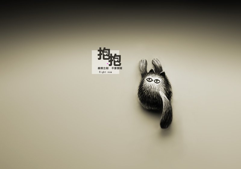 胖貓抱抱耳環 - 耳環/耳夾/耳骨夾 - 其他材質 銀色