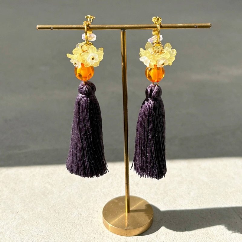 イエローフラワーとオレンジビーズのパープルタッセルイヤリング - 耳環/耳夾/耳骨夾 - 繡線 紫色